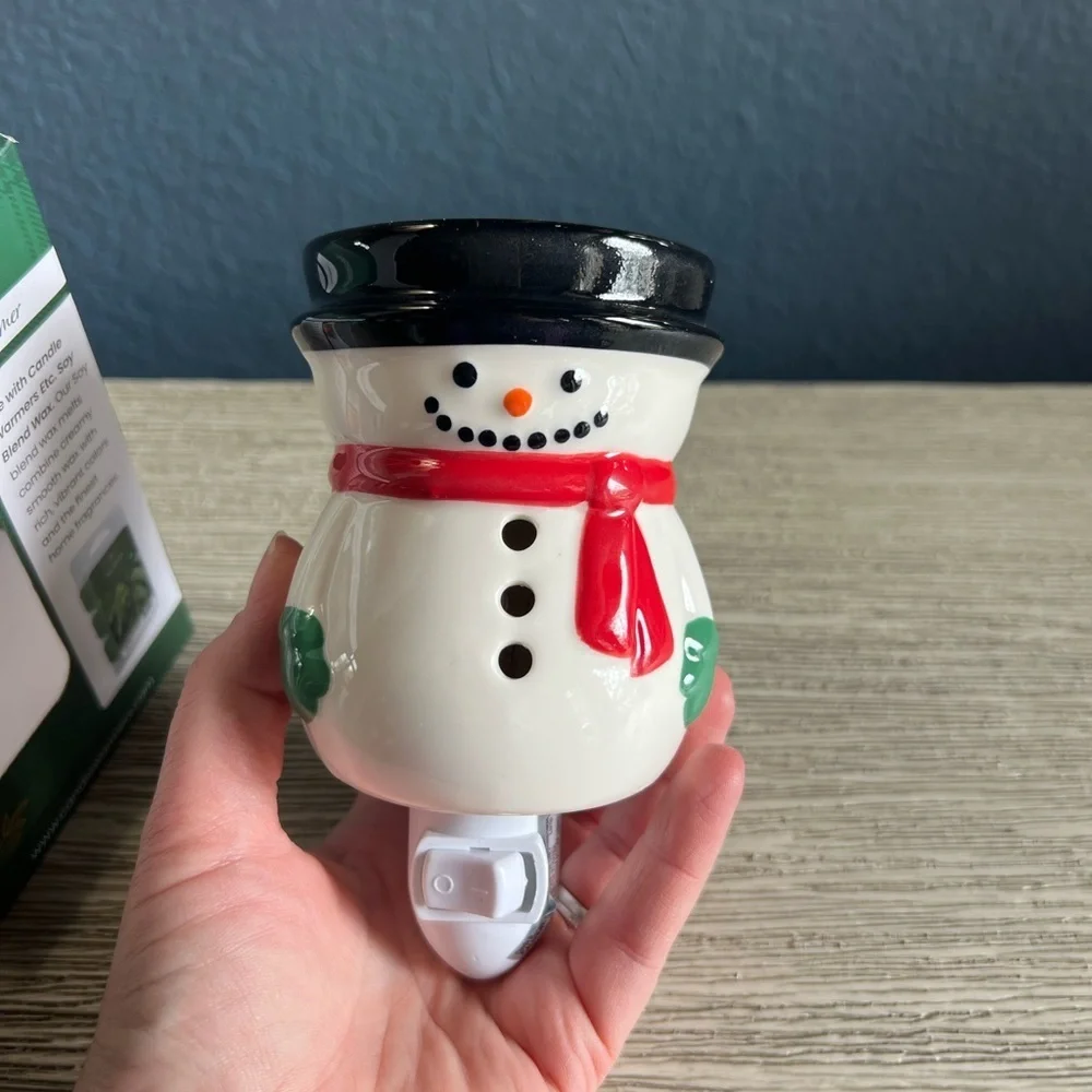🆕 Snowman Fragrance Warmer - Festive White and Black